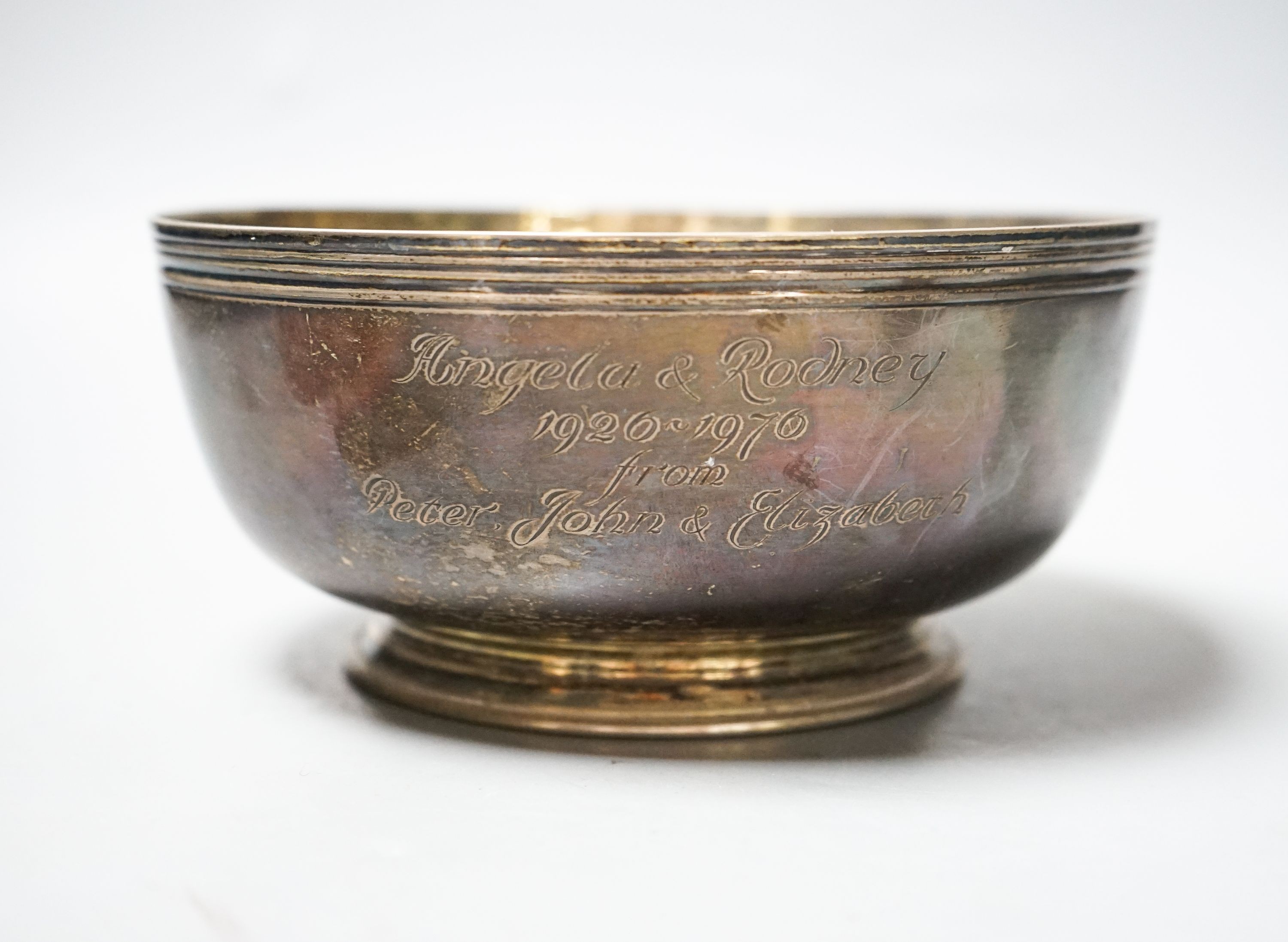 A modern silver circular presentation bowl, Garrard & Co Ltd, London, 1975, diameter 17.5cm, 17.5oz.